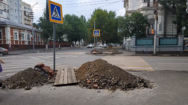 Саратовец: Коммунальщики раскопали свежеуложенный асфальт на Вольской