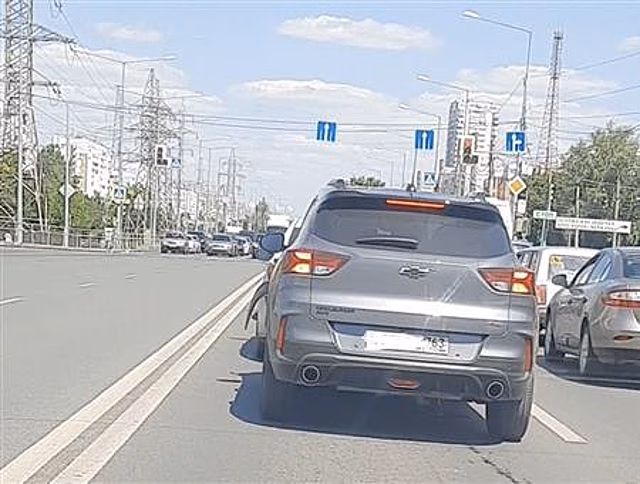 В Самаре задержали водителя, повредившего шесть автомобилей на ул. Ново-Садовой