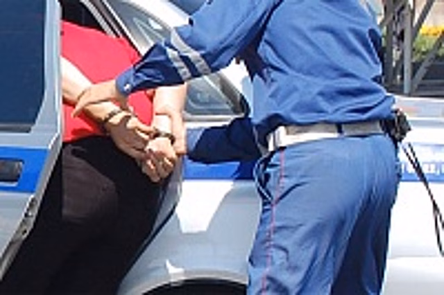 В 14-ом микрорайоне сотрудники ГИБДД задержали мужчину, подозреваемого в хранении наркотиков