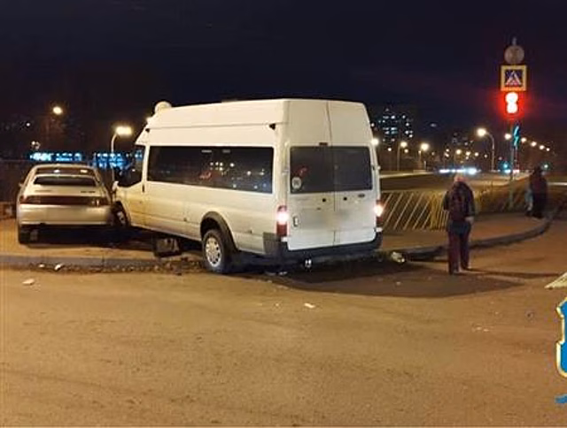 В Тольятти столкнулись легковушка и автобус