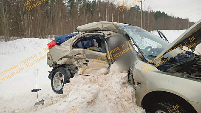 Женщина погибла в страшной аварии с фурой под Костромой