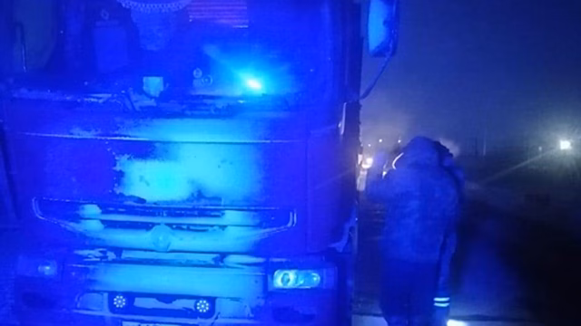 Новоуренгойские автоинспекторы помогли замерзающему водителю на трассе в ЯНАО
