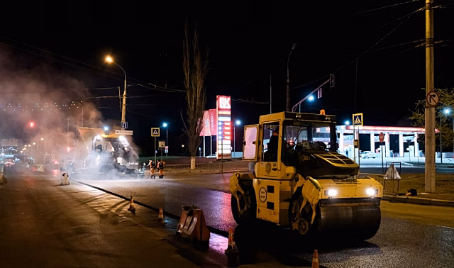 На праздники в Волгограде укладывали новый асфальт и меняли бордюры