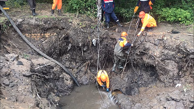 Монтажник залез в котлован на стройке и его завалило землей