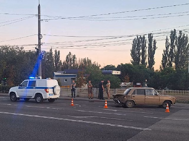 В Мелитополе у подростка эвакуировали на штрафстоянку «Жигули» после ДТП с Mazda