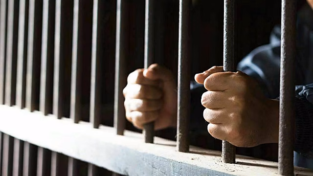 В Кирове повздорили двое посетителей пивнушки. Один отправился в больницу, второй — в колонию