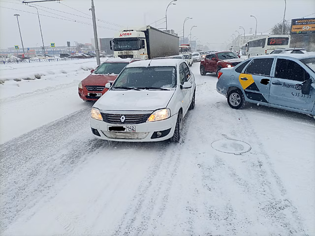 Кемеровчанин ищет свидетелей ДТП с такси в центре города