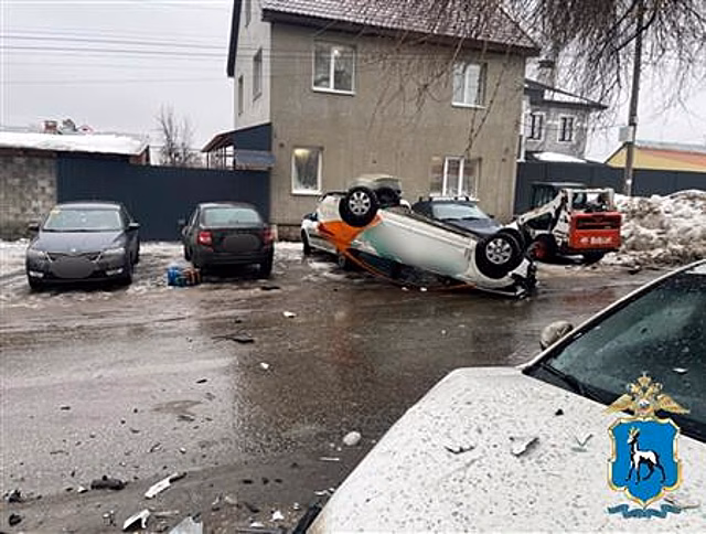 В Самаре автомобиль каршеринга протаранил несколько машин и перевернулся