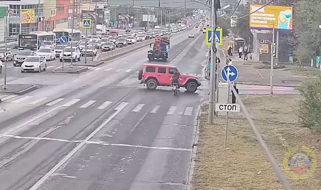Момент столкновения мопеда и джипа в Волгограде попал на видео