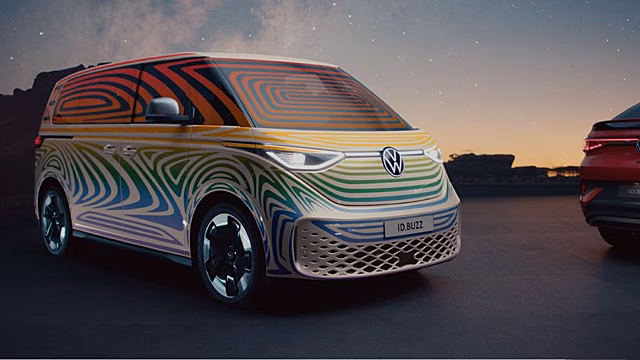 Volkswagen впервые показал серийный электрический минивэн ID. Buzz, но пока только в камуфляже