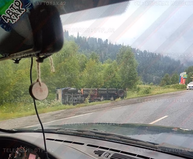 Грузовой автомобиль опрокинулся на трассе в Кузбассе