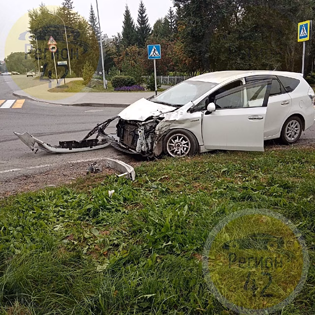 Грузовик перевернулся после ДТП в столице Кузбасса