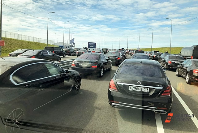 Петербуржцы застряли в 10-километровой пробке на КАД: причина затора