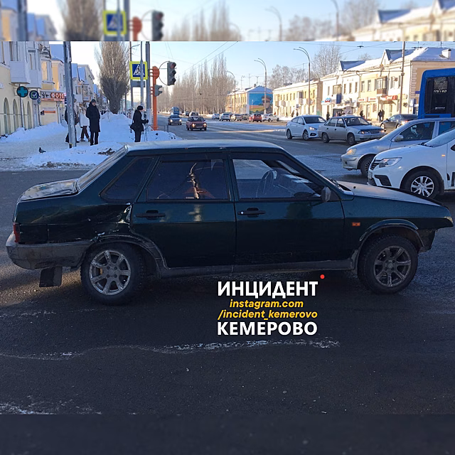 Легковушки столкнулись на перекрестке возле кемеровского Парка Ангелов