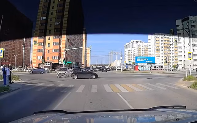 В Рязани легковушка проехала на «красный» и врезалась в машину с ребёнком внутри