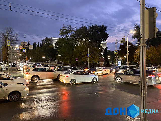 Перекресток стоит: центр Ростова парализовала пробка из-за сломанного светофора