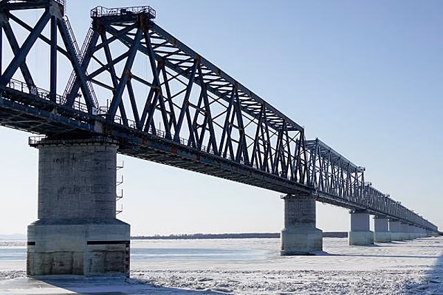 2,4 км рельсошпальной решетки уложили Дальневосточные железнодорожники на пути к новому мосту в Китай