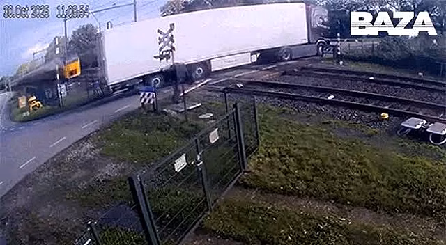 Скоростной поезд протаранил фуру и попал на видео