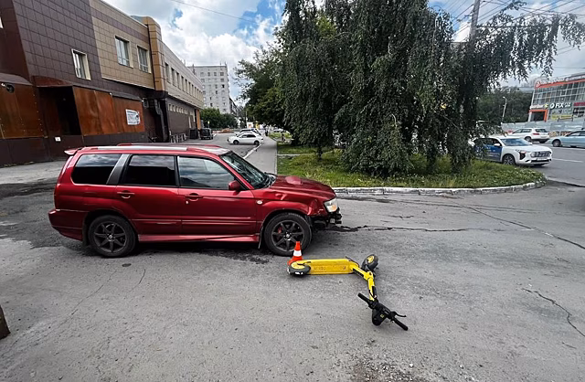 16-летний самокатчик врезался в Subaru Forester в Новосибирске