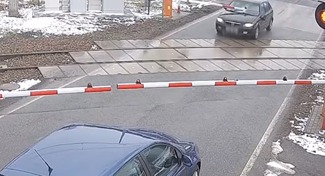 В Польше шлагбаум на ж/д переезде пронзил Mazda