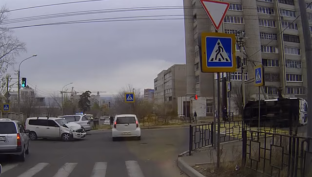 Мальчик чувствует себя хорошо: женщина из перевернувшейся машины скорой помощи родила ребенка