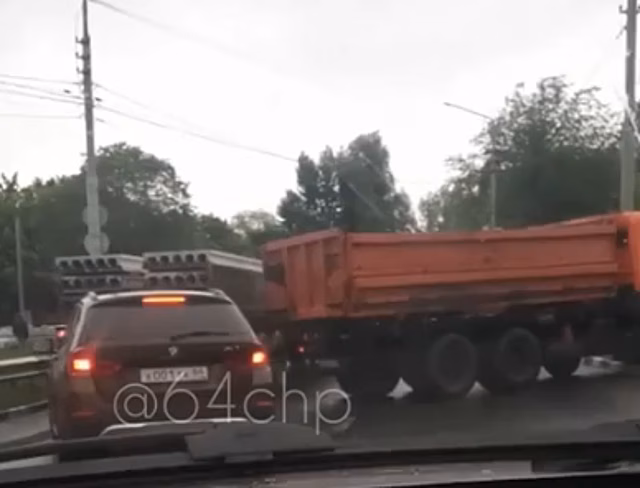 Самосвал врезался в забор под мостом на Шехурдина в Саратове