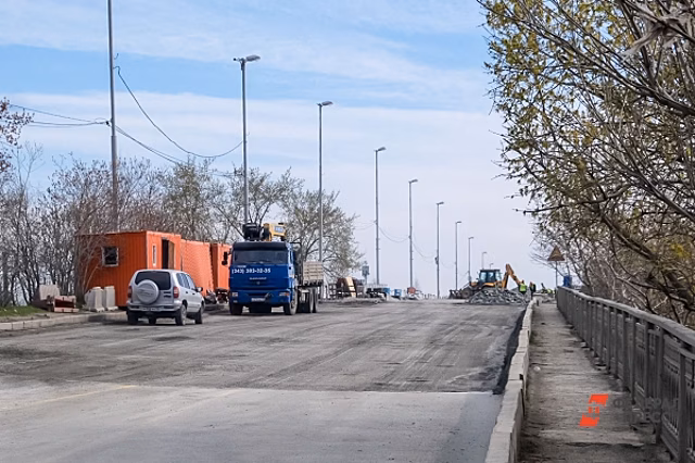 Автомобилисты пожаловались на плохой асфальт на Иркутном мосту: покрытие обещают заменить