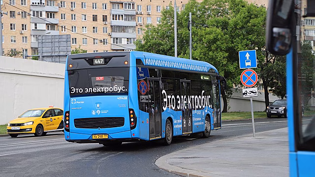 Электробус перевернулся на Лухмановской улице в Москве