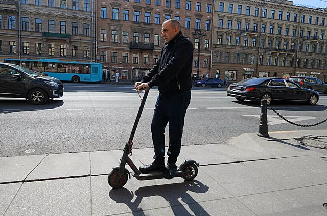 Лишенных прав водителей предложили не пускать за руль электросамоката