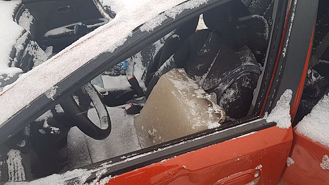 «Погибли отец и сын»: под Тюменью очевидцы ныряли под лёд, спасая людей в тонущем авто. ФОТО
