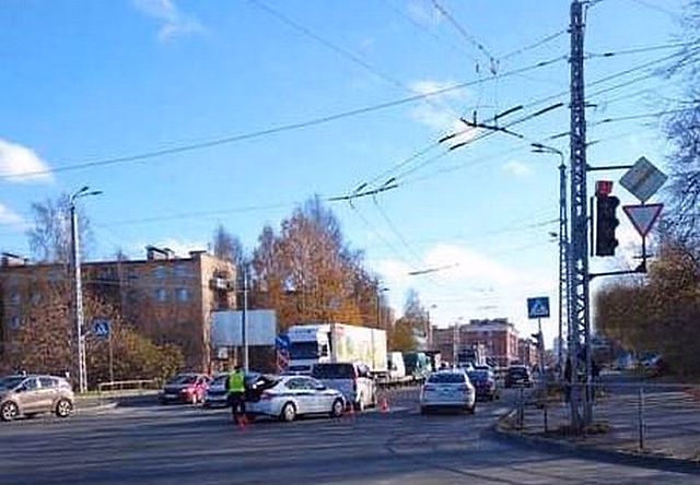 В Петрозаводске сбили девушку-подростка, которая переходила дорогу на зеленый