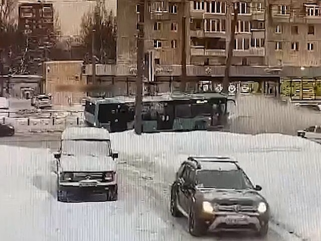 Пять пассажиров автобуса пострадали в аварии в Петербурге