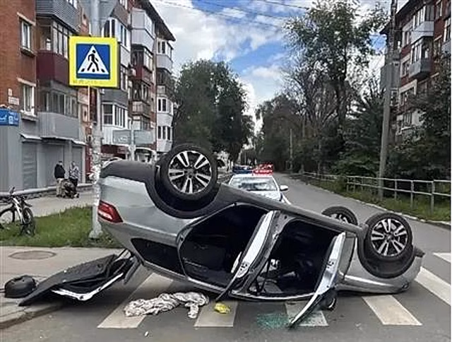 В Самаре иномарка перевернулась после столкновения с пассажирским автобусом