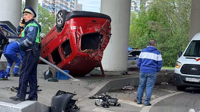 В Москве автомобиль протаранил опору путепровода