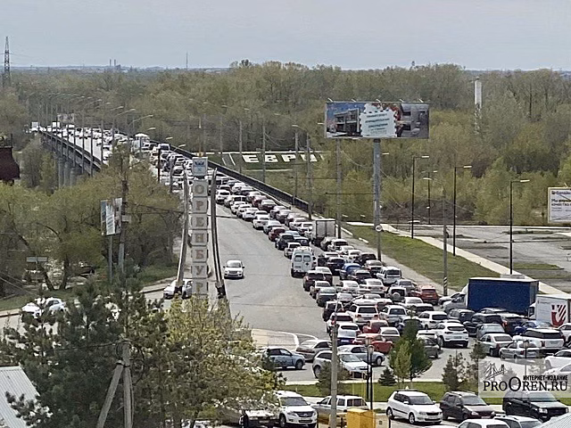 В Оренбурге на Радоницу в сторону Южного образовалась пробка из-за ремонта дороги