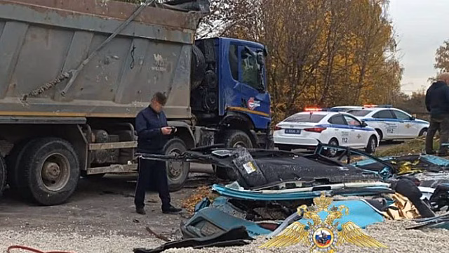 Самосвал с щебнем опрокинулся на легковушку в Домодедове