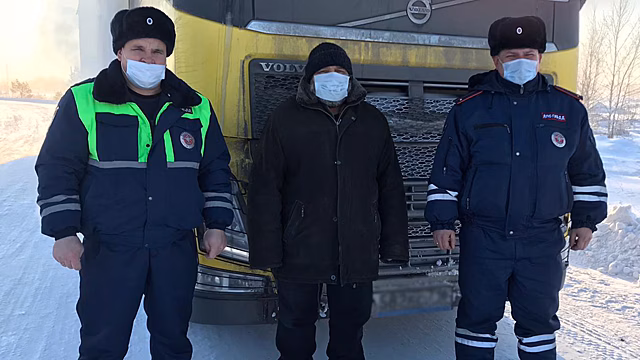 Инспекторы ГИБДД в Подмосковье оказали помощь автолюбителю в затруднительной дорожной ситуации