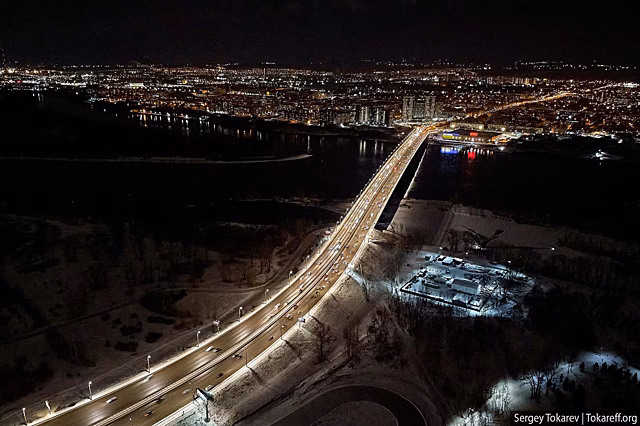 В праздничные дни на Октябрьском мосту будет запрещена остановка и стоянка транспорта