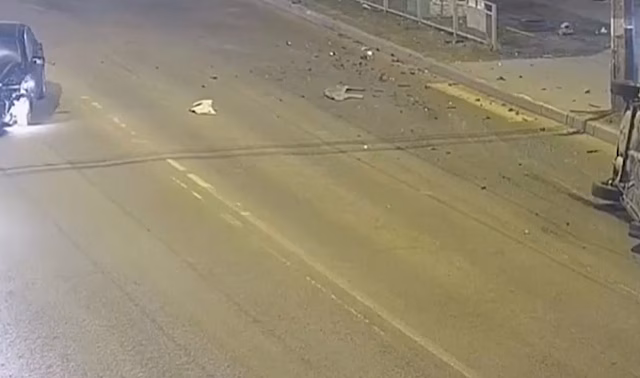 В Волгограде попало на видео столкновение двух машин на пустой дороге