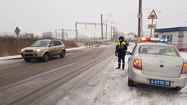 Четырех нарушителей за рулем поймали полицейские на железнодорожных переездах Вологды