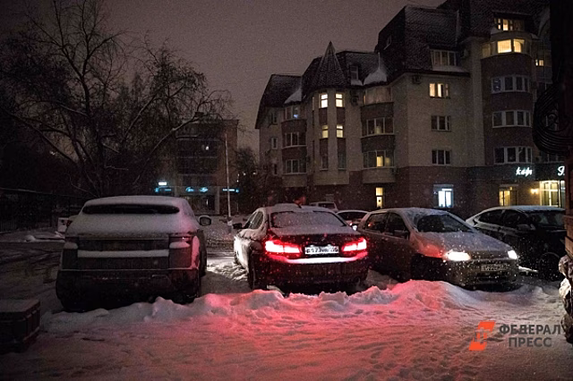 Под Челябинском автомобиль без водителя протаранил четыре легковушки на парковке