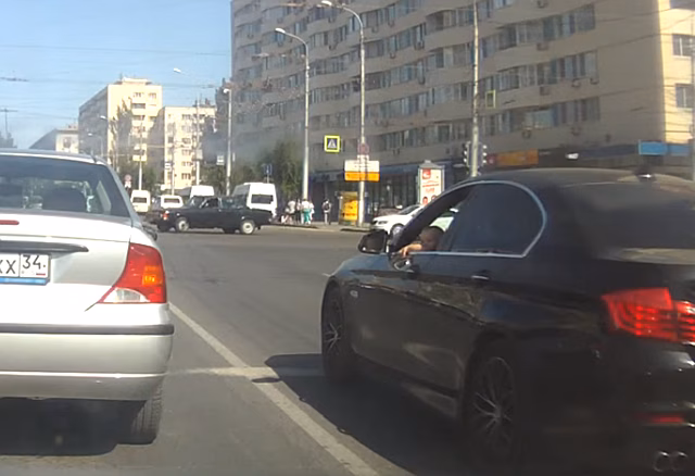 Видео: Ребенок за рулем BMW шокировал водителей в Волгограде