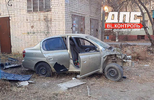 «Обычное мародерство»: в микрорайоне Благовещенска разбирают по запчастям брошенный автомобиль