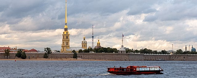 В Петербурге на время ремонта Биржевого моста через Неву организовали паромную переправу