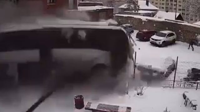 Появились кадры с моментом выезда автобуса на парковку жилого дома в Саратове