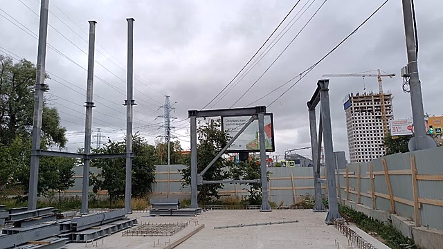 В Красногорске продолжают строительство надземного перехода на Речной