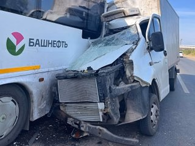 В Уфе в автобус врезалась ГАЗель, есть пострадавший