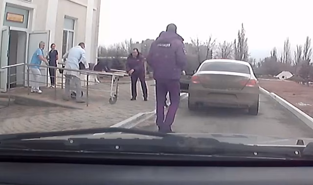 В Волгограде инспекторы ДПС помогли роженице попасть в роддом