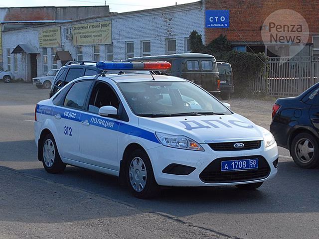 Полиция разыскивает водителя автобуса, который врезался в автомобиль в Пензе и скрылся