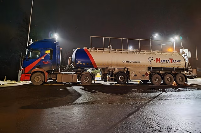 В Ленобласти водитель опрокинул бензовоз на заснеженной дороге